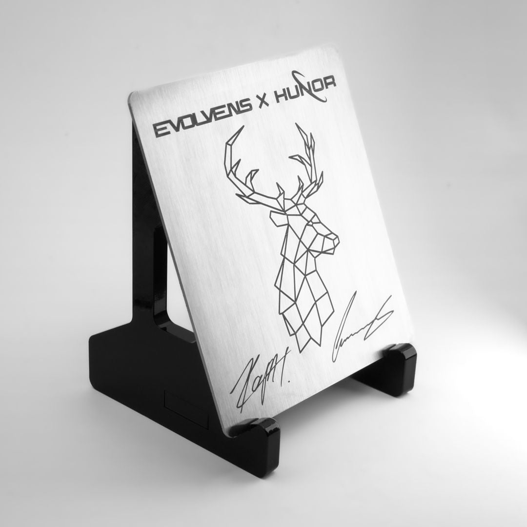 Evolvens® x HUNOR Gravírozott Fém Plakett