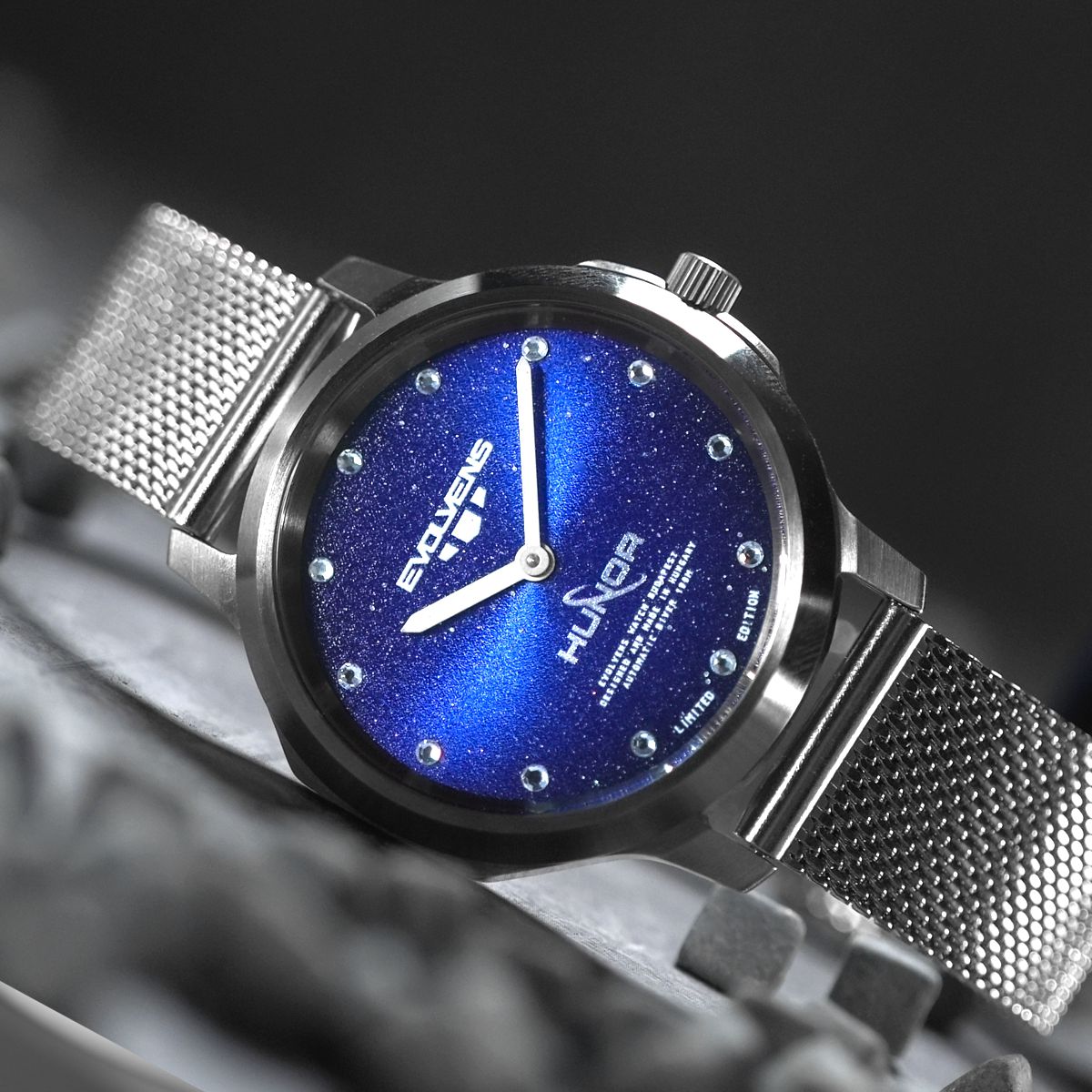 Evolvens x HUNOR Hivatalos Űrhajós 34 mm Karóra