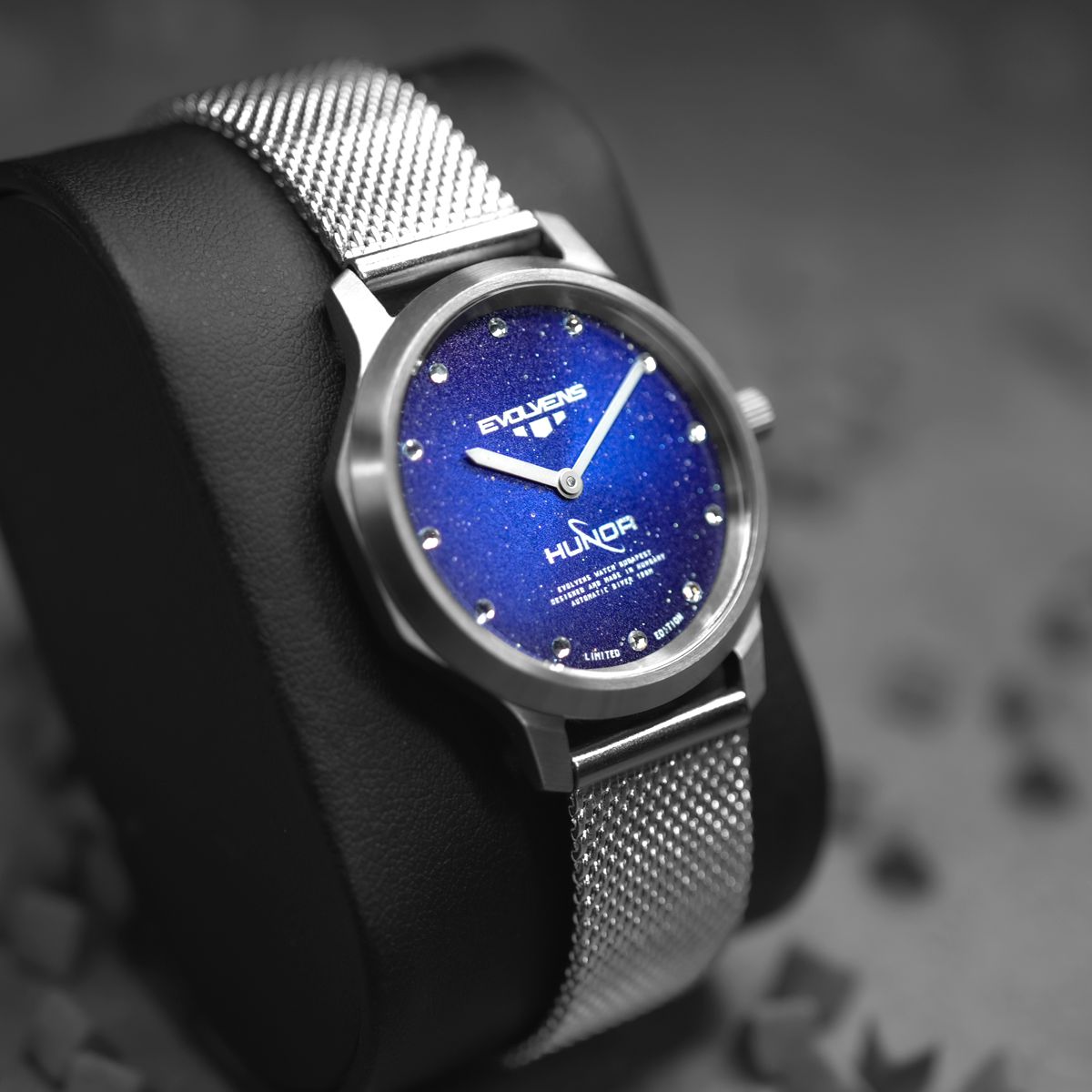 Evolvens x HUNOR Hivatalos Űrhajós 34 mm Karóra