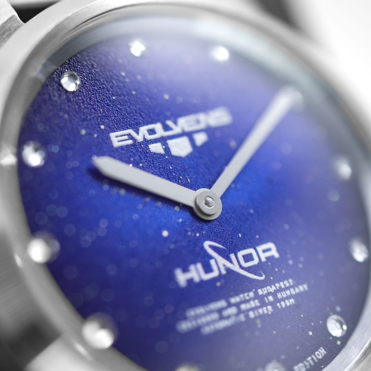 Evolvens x HUNOR Hivatalos Űrhajós 34 mm Karóra